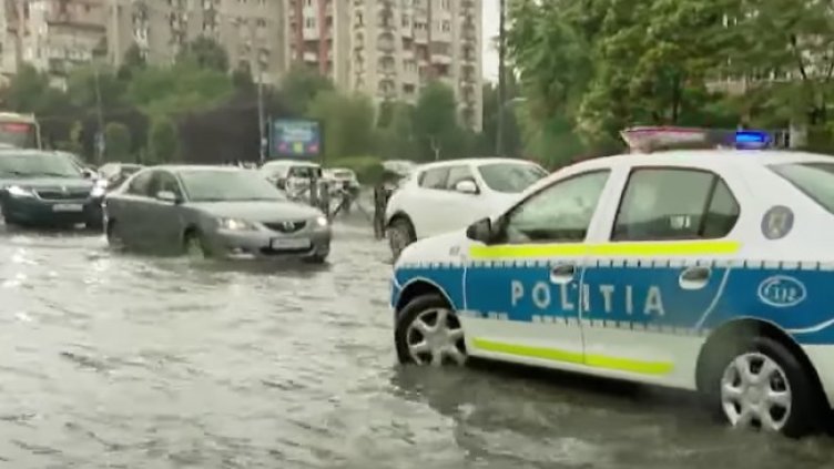 Тежки наводнения в 16 окръга в Румъния, издирва се 1 човек