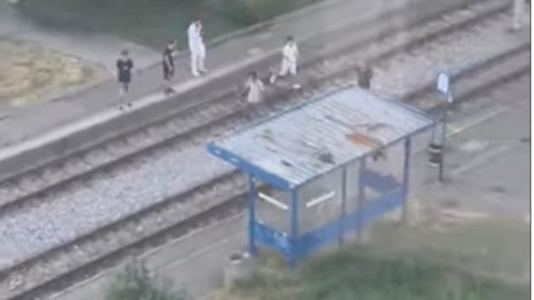 Ваш сигнал: Вандали трошат с камъни спирка в софийския кв. "Люлин" ВИДЕО