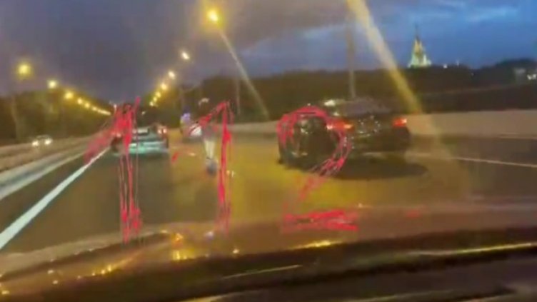 Мъж фучи с  е-тротинетка, изпреварва коли с 80 км/ч 