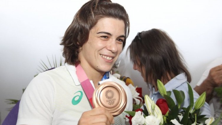 С цветя и родопски гайди: Посрещнаха Тайбе Юсеин и Евелина Николова