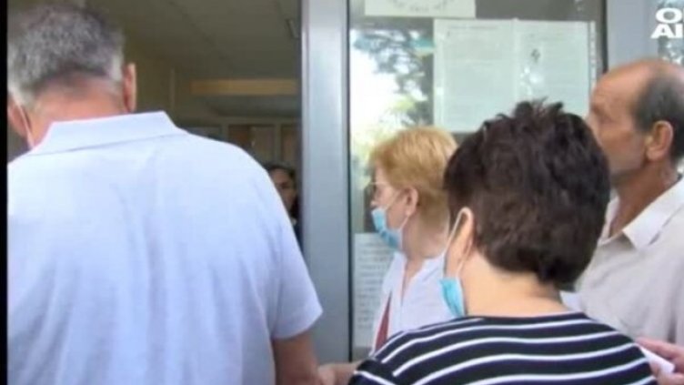 Опашки в жегите: Гурбетчии чакат с часове за смяна на лични документи
