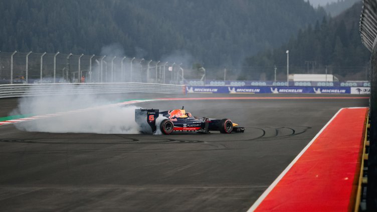 Никола Цолов направи грандиозно шоу със своя болид