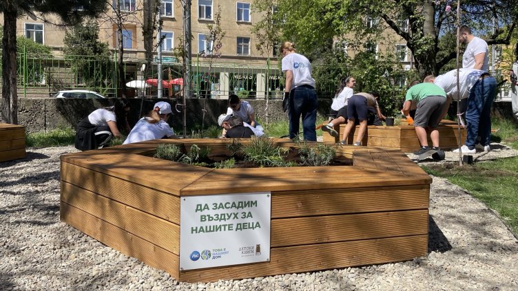 Общо 14 училищни двора в България станаха по-зелени, благодарение на P&G и Фондация &bdquo;Детски книги&ldquo;