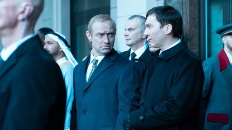 Джуд Лоу се превъплати в Путин, „Магьосникът от Кремъл“ с премиера във Венеция