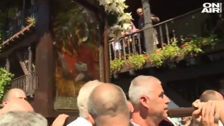 Хиляди се поклониха на Чудотворната икона в Троянския манастир