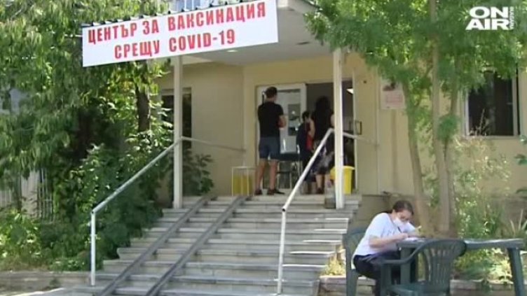 Стреснаха ли се хората от четвърта вълна? Скок на интереса към ваксините