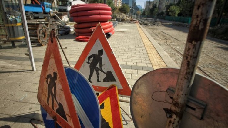 Забавен ремонт в кадър: Ще тръгне ли скоро трамваят по бyл."Цap Бopиc ІІІ"?