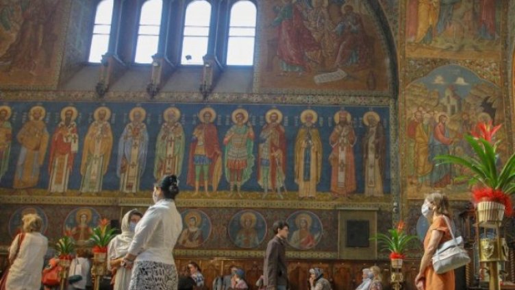 "Счупената вяра" - проект за връзката между хората и храма 