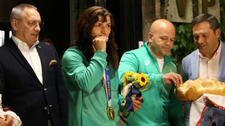 Посрещане на "златната" Стойка Кръстева. Снимка: БГНЕС