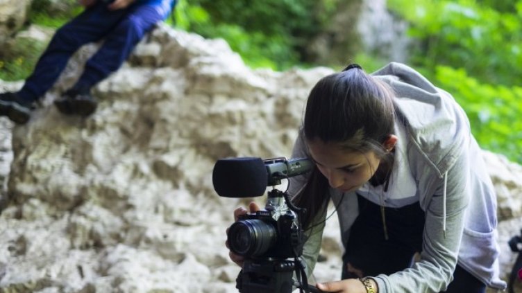 Снимка: "Кино в училище"