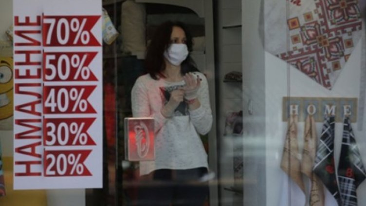 Болните с COVID се редят на опашка със здравите за лекарства