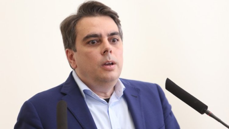 Асен Василев: Хората се вълнуват от тока и доходите си