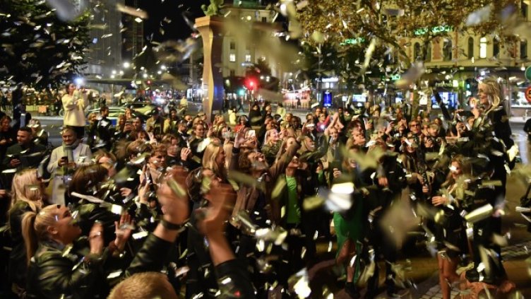 Шведи празнуват края на мерките. Снимка: БГНЕС