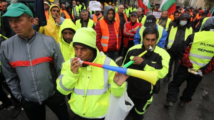 Пътните фирми отново на протест, чакат 800 млн. лв.