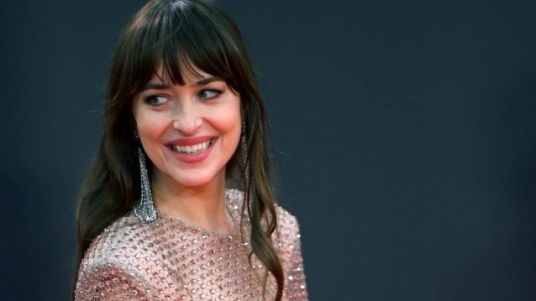 Дакота Джонсън не излезе на червения килим в Лондон с Крис Мартин, но той бе на премиерата. Снимка: БГНЕС