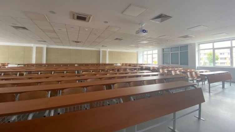 Банка ДСК дари модерна озвучителна техника за аулата на най-новия корпус на УНСС   