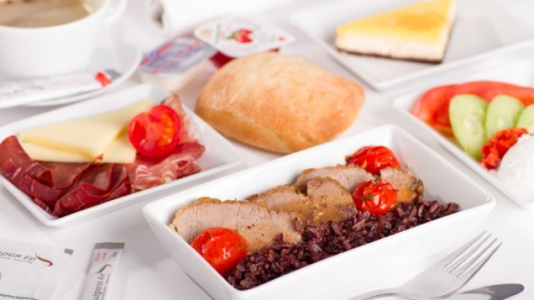 4-степенно меню в бизнес класа или топли сандвичи и напитки в икономична на борда на "България Еър" от 1 ноември