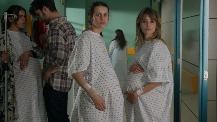 Кадър от "Паралелни майки". Снимка: Киномания