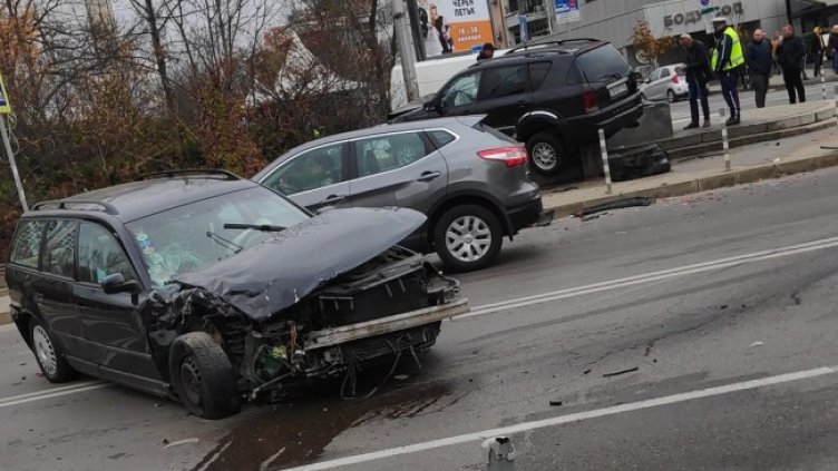 Автомобил се &bdquo;качи&ldquo; по стълби на столично кръстовище