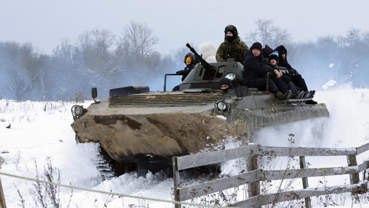 Как руските танкове играха на криеница с украинските дронове и загубиха ВИДЕО