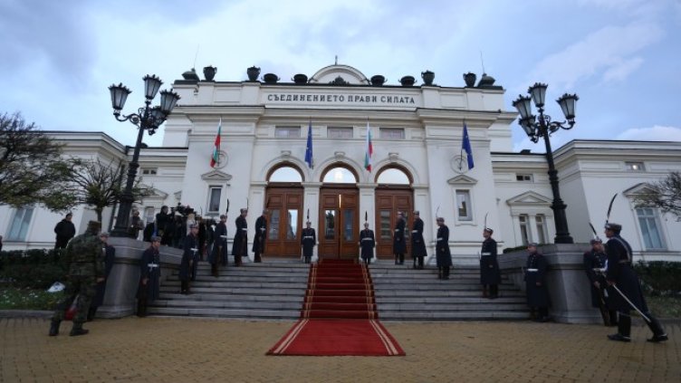 Опънаха червения килим, депутатите започнаха да пристигат