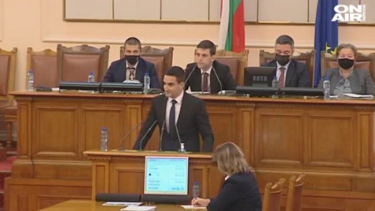 Млад депутат предизвика еуфория в НС, получи бъзици и подкрепа от колеги