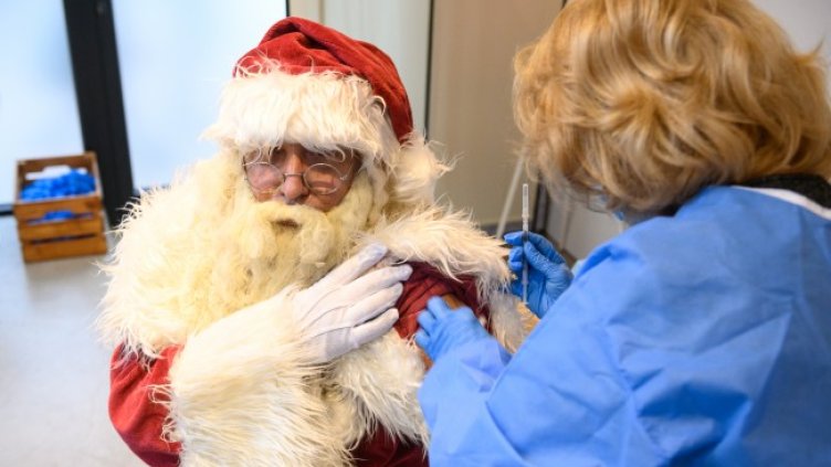Дядо Коледа се ваксинира в новия ваксинационен център  "Бар ЗаЗдраве"