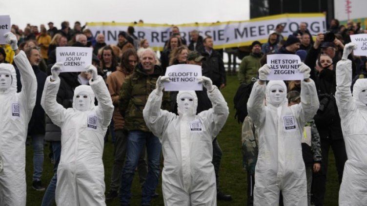 Хиляди на простест в Амстердам срещу локдауна