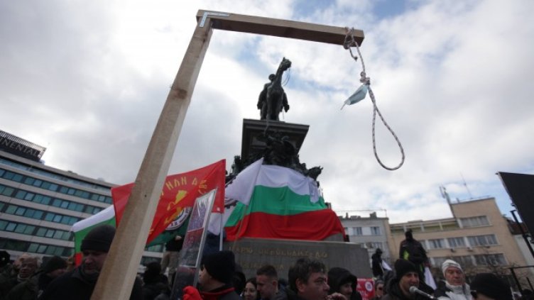Протестът на "Възраждане" започна, вдигнаха бесило с маска