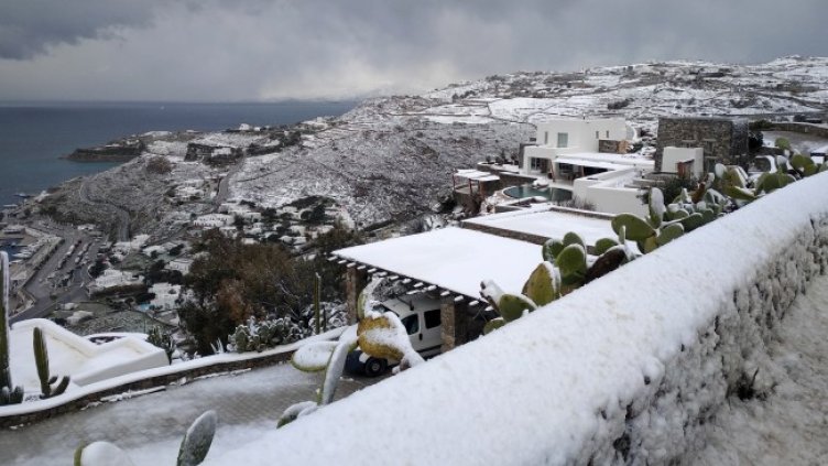 Сняг покри о. Наксос, което не е често явление. Снимка: БГНЕС