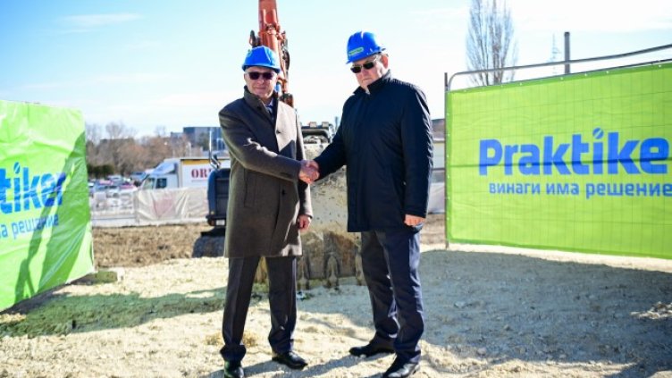 Кметът на Шумен Любомир Христов и председателят на съвета на директорите на „Видеолукс холдинг” Тодор Белчев.