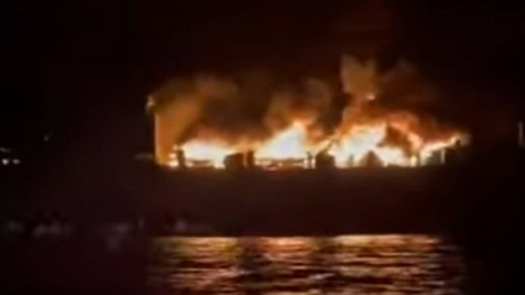 Български шофьор е заклещен на ферибота, около него гори