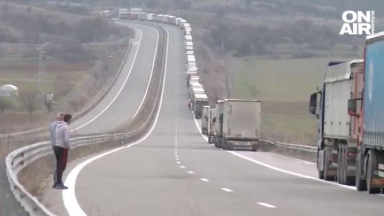 Дълги опашки на "Кулата", проверяват камиони за износ на зърно