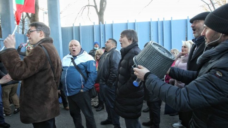 Адвокатът на Борисов пуска жалба: Държат ги, никой нищо не казва