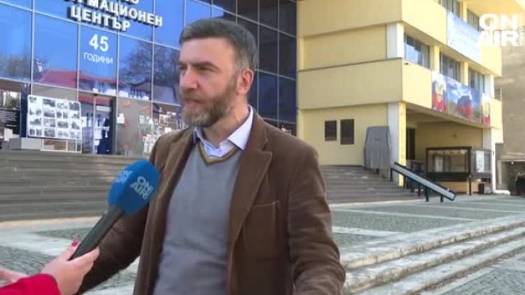 Защо мъж легна с вързани ръце пред Руския културен център? 