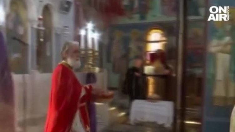 С маски в църквите хиляди гърци посрещнаха Великден