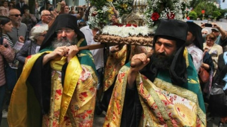 Мощите на Св. св. Кирил и Методий събраха стотици миряни 