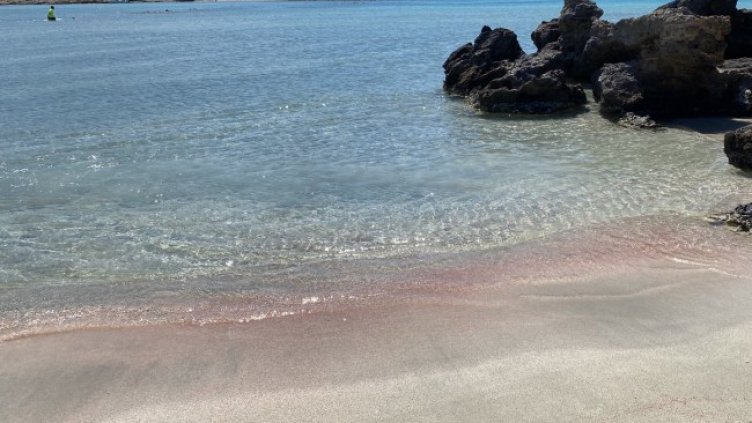 Плажът Елафонси с леко розовия си пясък. Снимка: БГНЕС