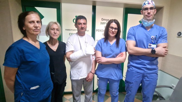 анестезиологична сестра Елисавета Хранкова, операционна сестра Виолета Григорова, пациентът Борислав, д-р Илияна Марчева- водеща на екипа, осъществил оперативната интервенция, д-р Лъчезар Шарков-специализант в Отделението