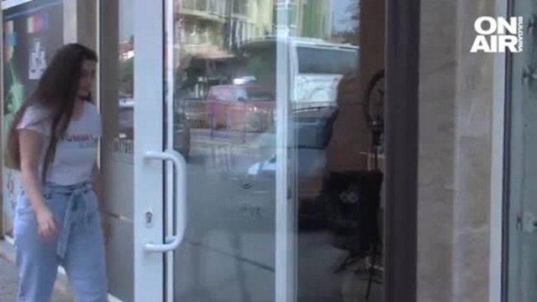 Момиче дари косата си за онкоболни деца