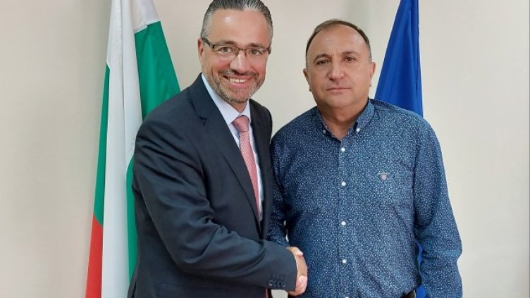 Карел Крал, главен изпълнителен директор на Електрохолд България, и Валери Сарандев (в дясно), областен управител на Благоевград