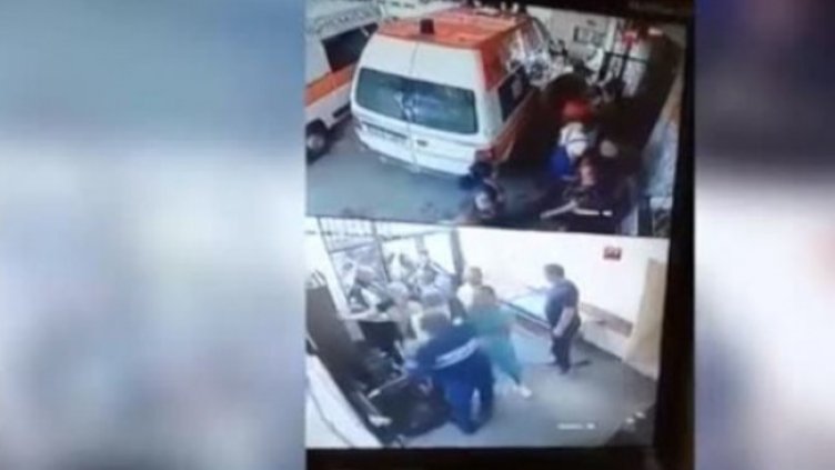 Оставиха в ареста един от биячите на медици в Самоков