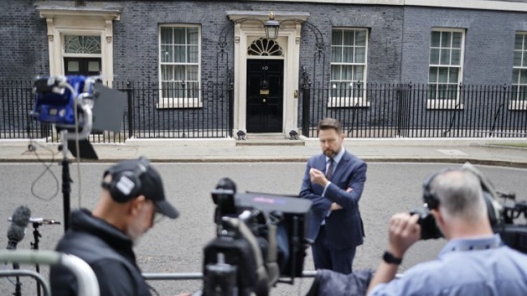 Журналисти чакат тази сутрин пред Даунинг стрийт 10. Снимка: БГНЕС