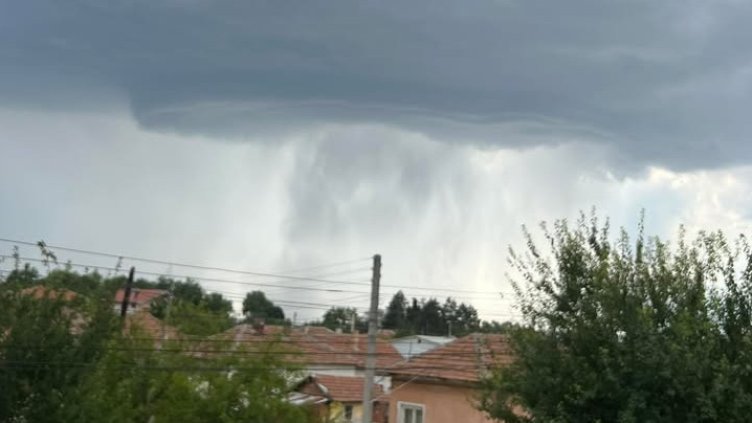 Силна буря и градушка удариха град Левски ВИДЕО