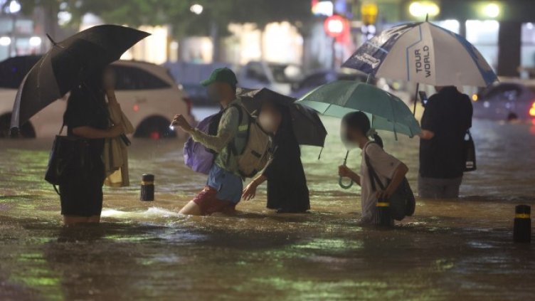 Южнокорейската столица Сеул под вода, има жертви