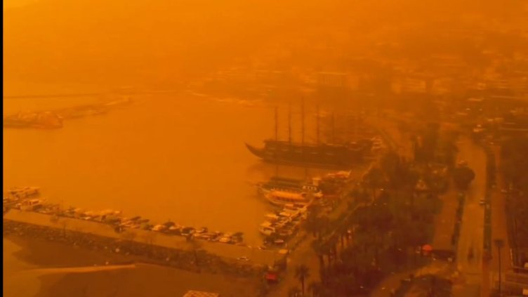 След Гърция, пясъчни бури оцветиха небето в кърваво червено и над Турция ВИДЕО