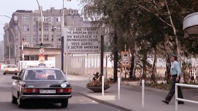 Тайните досиета на ЩАЗИ: Как Джеймс Бонд е бил шпиониран от Източна Германия? 