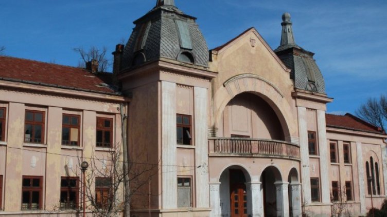 Банята в Ягода дълги години тънеше в разруха. Снимка: БГНЕС, архив