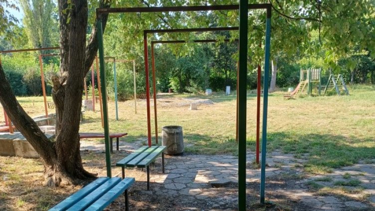 Детски площадки тънат в разруха, ползват ги за запои