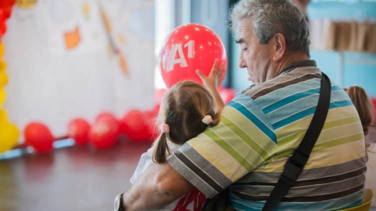  Близо 360 деца от приемни семейства започват новата учебна година, екипирани с раници, тетрадки и помагала от А1 и НАПГ